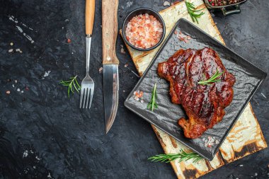 Arka planda ızgara domuz bifteği ve kızartma tavası. Amerikan gıda konsepti. afiş, menü, metin için tarif yeri, üst görünüm.