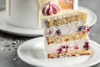 Yaban mersinli yoğurtlu pasta, Sevgililer Günü için lezzetli ve pembe çilekli pasta ya da doğum günü partisi. Ev yapımı fırın konsepti,