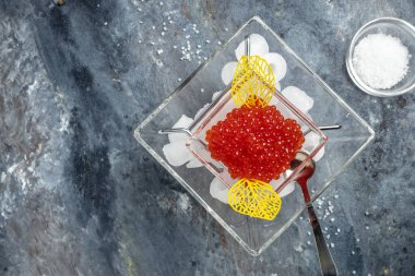 Kasede leziz kırmızı havyar, yakın plan somon havyarı. Lezzetli. Gurme yemeği. Deniz ürünleri. Aperatif, seçici odak, metin için yer,.