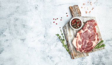 Hafif bir arka planda baharatlı ve otlu domuz eti. Uzun afiş biçimi. en üstteki görünüm.