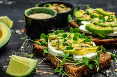 Çavdar ekmekli avokado tostları, lezzetli kahvaltı ya da aperatif, temiz yemek, diyet, vegan gıda konsepti. en üstteki görünüm.