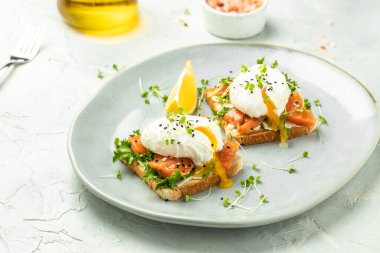 Somonlu tost, haşlanmış yumurta ve avokado, ketogenik diyet. Düşük karbonhidratlı yüksek yağlı kahvaltı. Sağlıklı gıda konsepti. metin için yer, üst görünüm,