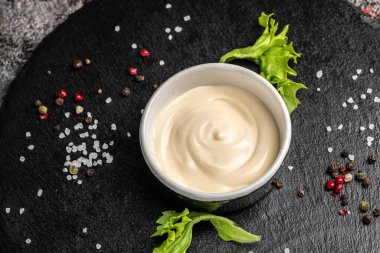 Koyu arkaplanda lezzetli beyaz sos. afiş, menü, metin için tarif yeri, üst görünüm.