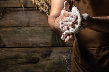 Hamur, erkekler ekmek pişirir. Elleri hamur yoğuruyor. Mutfak, yemek pişirme, fırın konsepti,