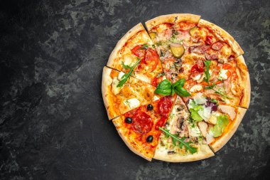 Farklı malzemeli pizza dilimleri, arka planda bir dilim pizzayı tutan bir el, restoran menüsü, diyet, yemek kitabı tarifi üst görünümü.,