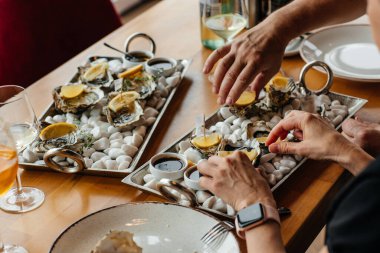 Limonlu taze istiridye. Çiğ açık istiridye, yaşam tarzı yemeği, yemeye hazır. Restoranda şampanyayla istiridye yemeği.