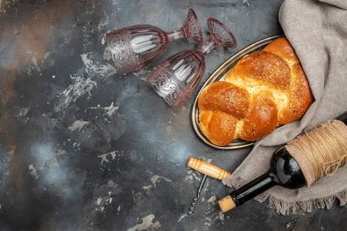 Ev yapımı şabat şarabı, geleneksel Yahudi şabat ritüeli. Şabat ya da Şabat konsepti. Uzun afiş biçimi. en üstteki görünüm,
