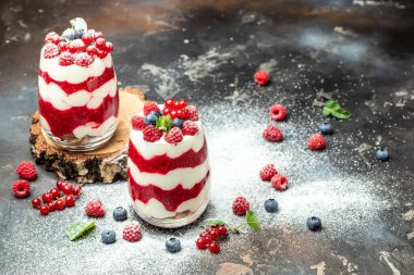 İskoç kremalı tatlı, kavrulmuş yulaf ezmesi ve kavanozda ahududu. afiş, menü, metin için tarif yeri, üst görünüm.