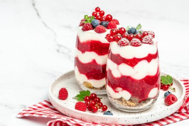 Kavanozda hafif arkaplanlı Cranachan ahududu tatlısı. Uzun pankart biçimi.