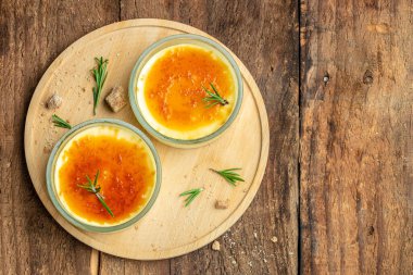 İki leziz krema ya da brule, geleneksel Fransız vanilyalı tatlı karamelize şeker, yazı için yer, üst görünüm.