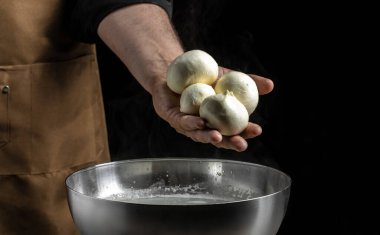 Geleneksel İtalyan mozzarellası, Cheesemaker, yeni yapılmış mozzarella, uzun pankart.