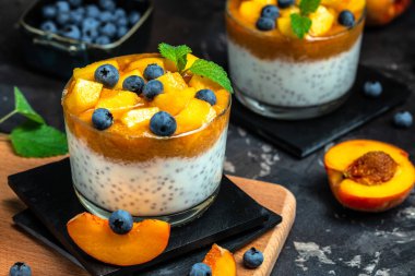 Şeftalili yaban mersinli yoğurt ya da kremalı tatlı. Meyveli ev yapımı tatlı. metin için yer, üst görünüm.