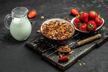 Tahıl. Bal tohumlu ve kurutulmuş meyveli ev yapımı granola. Sağlıklı gıda kavramı.