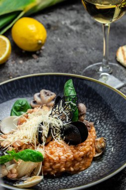 Deniz ürünleri karidesli risotto ve kabuklu midye, yemek tarifi geçmişi. Kapat.,