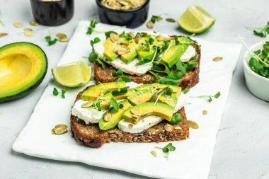 Çavdar ekmekli avokado tostları, lezzetli kahvaltı ya da aperatif, temiz yemek, diyet, vegan gıda konsepti. en üstteki görünüm.