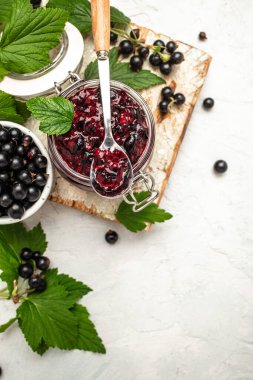 Frenk üzümü, krema ya da reçel kavanozda. metin için yer, üst görünüm.