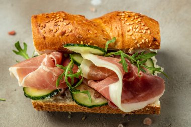 Roka ve jamonlu sandviç, kahvaltı ya da brunch. Restoran menüsü, diyet, yemek kitabı tarifi üst görünümü,