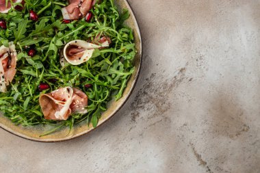 Jamon, jambon, roka salatası, Antipasto. Bayram yemeği. Metin ve üst görünüm için pankart menüsü tarifi yeri.