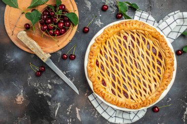Lezzetli ev yapımı vişneli turta, Flaky Crust, tabakta bir parça ve tüm ev yapımı vişneli turta, uzun afiş formatı. en üstteki görünüm,