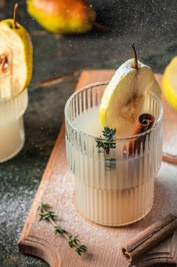 Sıcak şarap. Armut, elma şarabı ve tarçınlı geleneksel sonbahar baharatlı kokteyli.