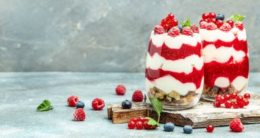 Koyu arkaplanda Cranachan ahududu tatlısı. Uzun pankart biçimi.