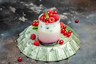 Böğürtlen yoğurdu. Yoğurt, reçel, frenk üzümü ve ahududulu sağlıklı katmanlı tatlı. Doğal detoks. afiş, menü, metin için tarif yeri, üst görünüm.