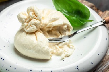 İtalyan burrata peyniri, beyaz burrata topları veya burratina peyniri fesleğen ve zeytinyağı ve ciabatta. metin için yer, üst görünüm.
