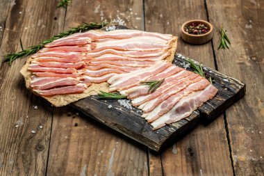 Tütsülenmiş domuz pastırması ince dilimlenmiş domuz eti dilimleri ahşap arka planda, ketojenik diyet, yazı için yer, üst görüş.,