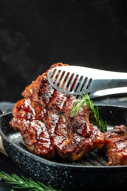 Baharatlı ve otlu domuz pirzolası. Yemek tarifi geçmişi. Kapat..