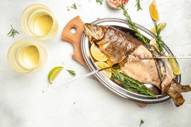 Tabağında limon olan kavrulmuş Kuzey Kutbu güveci. Hafif arkaplanda nefis pişmiş balık, afiş, menü, metin için tarif yeri, üst görünüm,