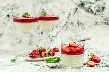 Çilek soslu jöle ve naneli panna cotta vanilya. İtalyan tatlısı, mesaj için yer.