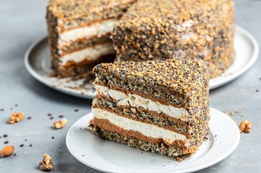 Katmanlı kek, üzerinde konsantre süt ve yemek tarifi olan fındıklı kek. Kapatın. Katmanlı haşhaşlı kek.,