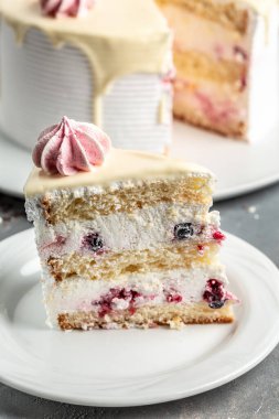 Yaban mersinli yoğurtlu pasta, Sevgililer Günü için lezzetli ve pembe çilekli pasta ya da doğum günü partisi. Ev yapımı fırın konsepti,