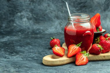 Beyaz arka planda bir kavanoz çilek reçeli ve taze böğürtlen. Ev yapımı çilekli marmelat ve meyve..