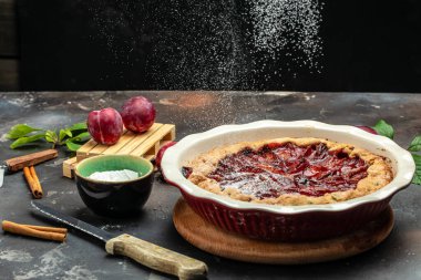Plum Galette. Pudra şekeri pasta ya da turtanın üzerine serpiştirilir. afiş, menü, metin için tarif yeri.