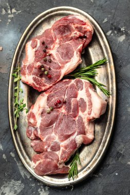 Baharatlı çiğ domuz bifteği ve baharatlı çiğ domuz bifteği. metin için yer, üst görünüm.