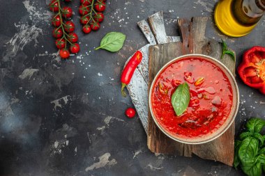 Geleneksel İspanyol soğuk çorbası püre gaspacho ya da koyu bir arka plan gazpachoon. Restoran menüsü, diyet, yemek kitabı tarifi üst görünümü.