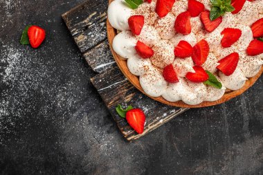 Ahşap bir tahtada naneli nefis ev yapımı beyaz kremalı turta, koyu arkaplan, pankart, menü, yazı için tarif yeri, üst görünüm..