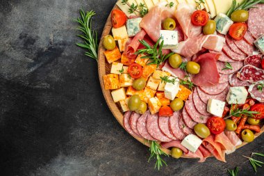 Aperatifler ya da gurme yemeklerle hazırlanmış antipasto. Peynir ve meze karışımı, yemek tarifi geçmişi. Kapat.,