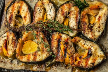 Lezzetli ızgara balık bifteği. Yemek tarifi geçmişi. Kapat..