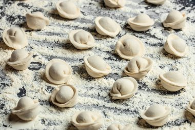 Ev yapımı ravioli. Hamur tatlısı. Pelmeni. Yemek tarifi arkaplanı kapat.