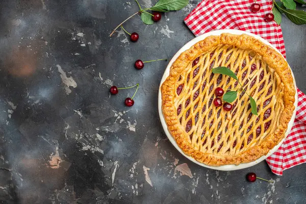Lezzetli ev yapımı vişneli turta, Flaky Crust, tabakta bir parça ve tüm ev yapımı vişneli turta, yazı için yer, üst manzara.,