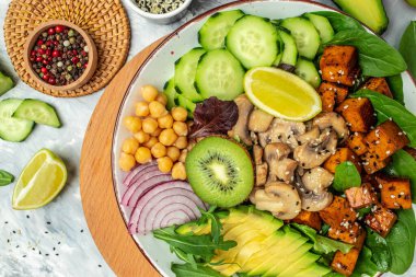 Teriyaki, avokado, nohut, salatalık ve mantarlı tofu pişirdi. Buda kasesi. Vejetaryen salatası. Yemek tarifi geçmişi. Kapat..