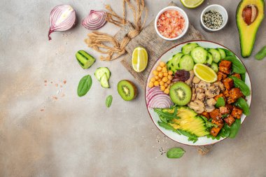Avokado, nohut, salatalık ve mantarlı vejetaryen tofu kabı sağlıklı Asya diyeti vejetaryen salata yemeği. afiş, menü, metin için tarif yeri, üst görünüm.