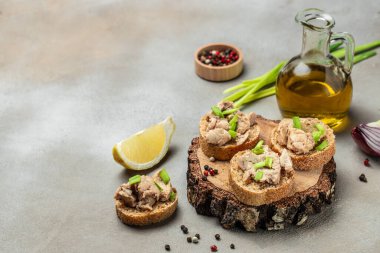 Tahıllı ekmeğin üzerinde sağlıklı morina ciğeri. Sağlık hizmeti konsepti. Omega 3 afişinin doğal kaynağı, menü, metin için tarif yeri, üst görünüm.