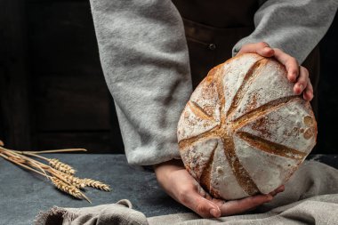 Ev yapımı ekşi ekmek. Otantik ekmek. Ev yemeği. Yemek hazırlama. Mutfak, yemek pişirme, fırın konsepti.
