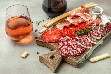 Geleneksel İspanyol İspanyol sucuğu, jamon serrano. Şarapla hazırlanmış et ve peynir tabağı. Etli atıştırmalıkların karışımı..