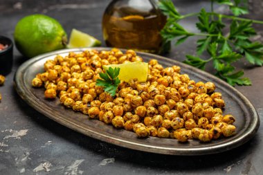 Kızarmış baharatlı nohut veya Hint chana 'sı veya limonlu kolesistektomi. Lezzetli vejetaryen ve vejetaryen nohut atıştırmalığı. afiş, menü, metin için tarif yeri, üst görünüm,
