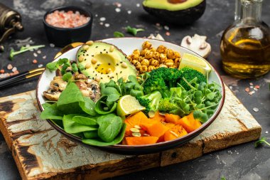 Avokado, mantar, brokoli, ıspanak, nohut ve kabaklı yeşil sebze salatası. Sağlıklı vejetaryen gıda konsepti. en üstteki görünüm.