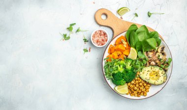 Vejetaryen Buda kâsesi avokado, mantar, brokoli, ıspanak, nohut, balkabağı. Uzun afiş biçimi. en üstteki görünüm.